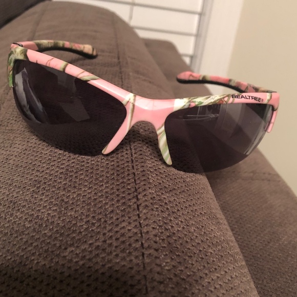 Realtree Women's Sunglasses Pink Camo (Great Condition) - Picture 3 of 4